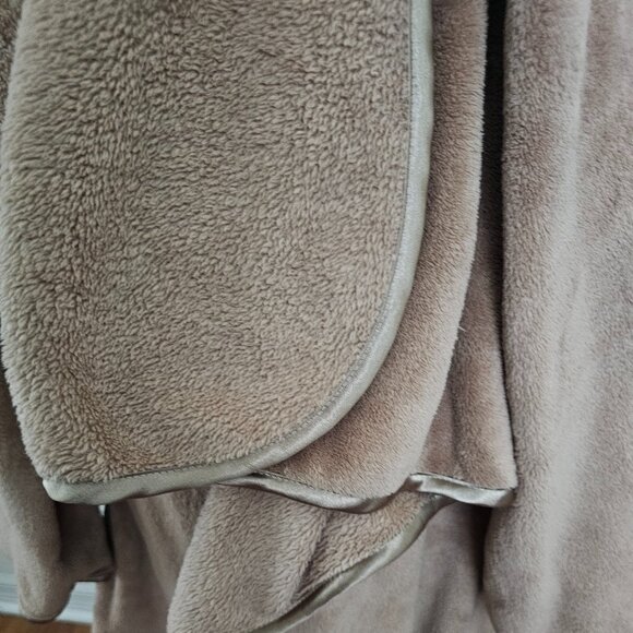 Brookstone NAP Comfy Ultra Plush Oversized Blanket with Sleeves - Picture 8 of 11